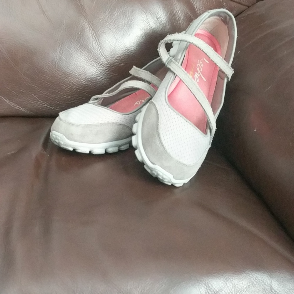 *2/20*  Skechers memory foam shoes